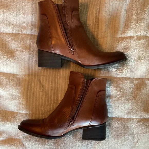 Comfy Naturalizer waterproof booties. Worn twice. Great condition. - Picture 2 of 9